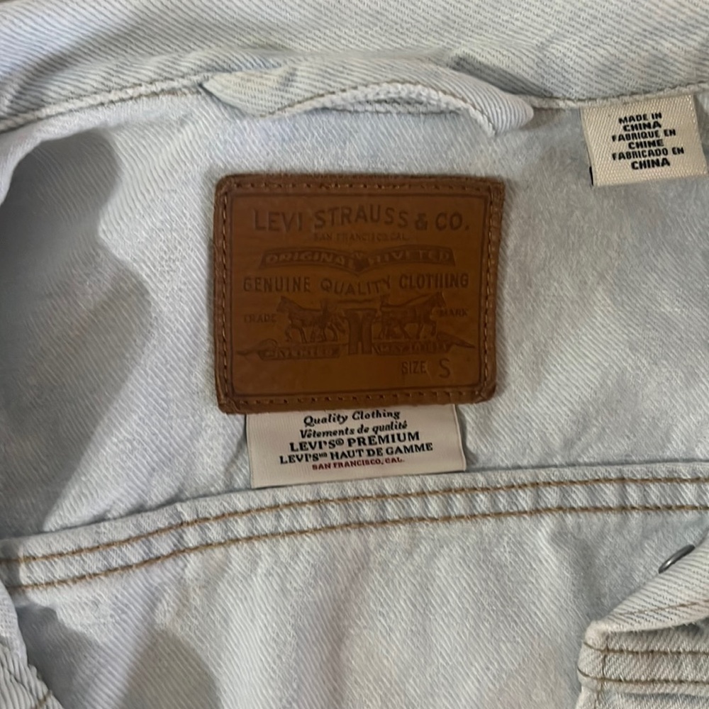 LEVIS women’s light wash distressed jean jacket *rare*